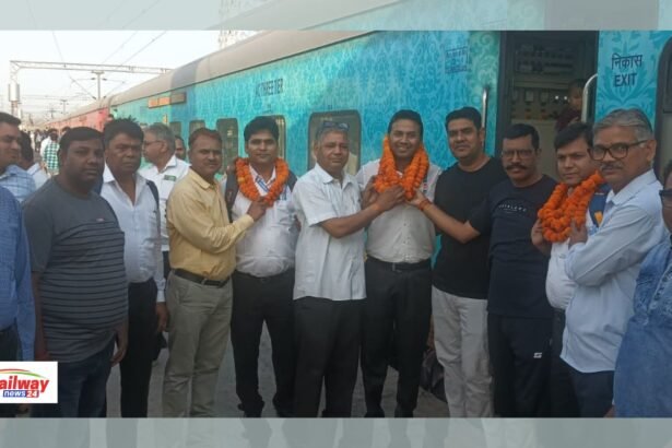 Railway News: हापुड़ के दो रेलवे अधिकारी अम्बुज चौहान और शैलेंद्र कुमार को दिल्ली के बड़ौदा हाउस में मिला सम्मान