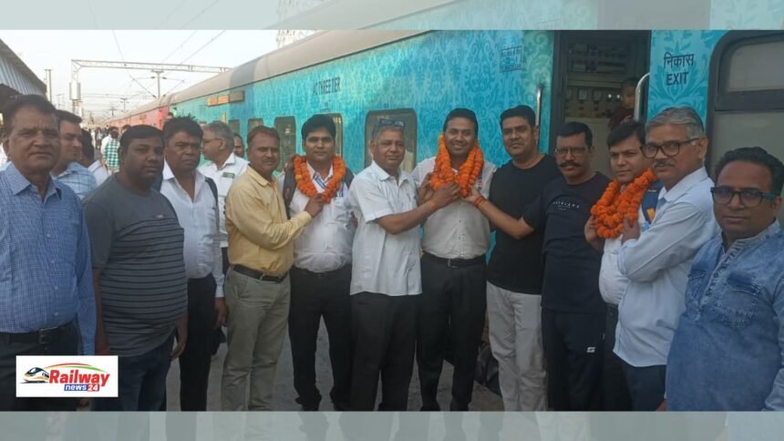 Railway News: हापुड़ के दो रेलवे अधिकारी अम्बुज चौहान और शैलेंद्र कुमार को दिल्ली के बड़ौदा हाउस में मिला सम्मान