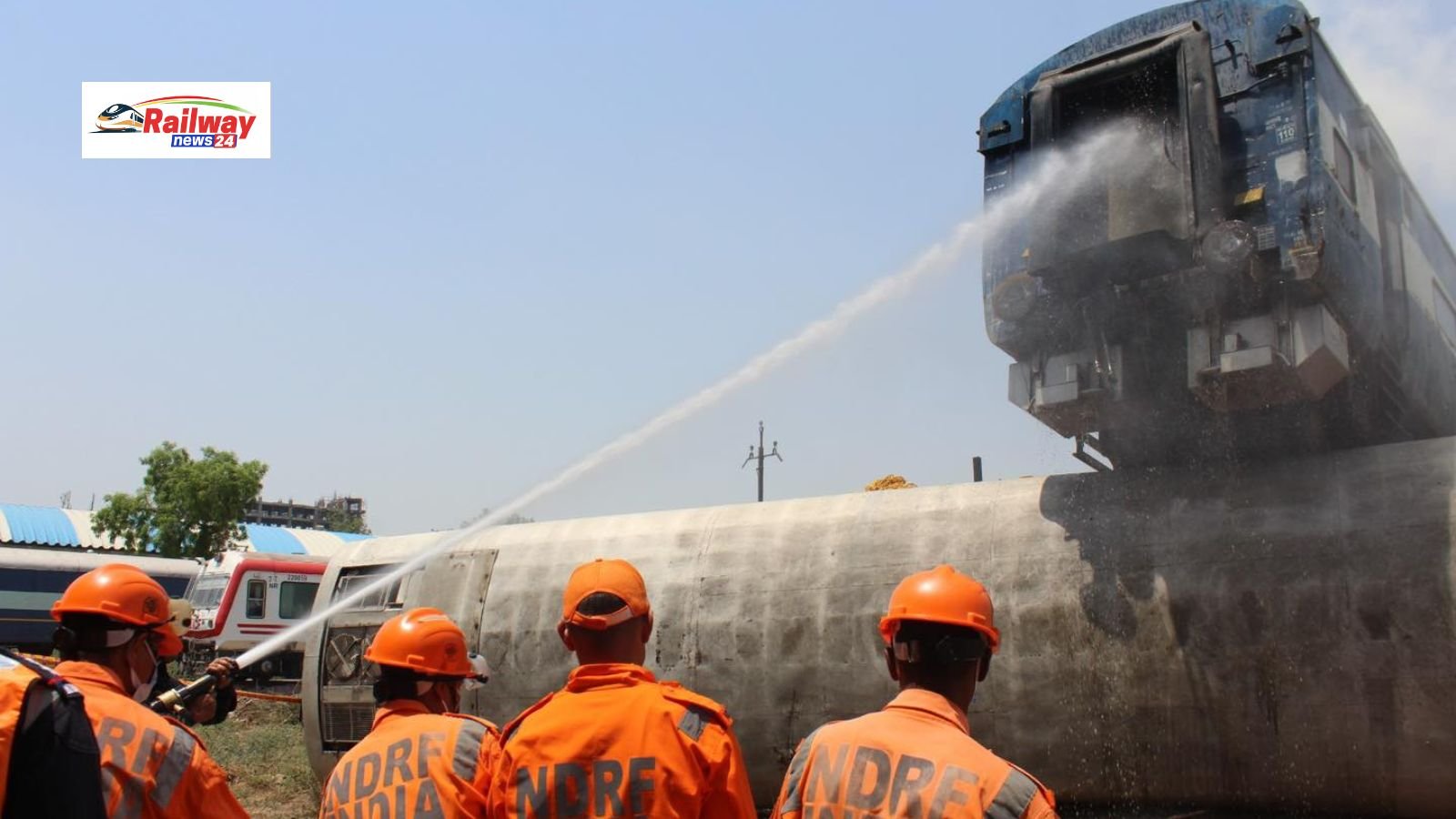 उत्तर रेलवे ने NDRF के साथ किया आपातकालीन मॉक ड्रिल, तैयारियों का जायजा लिया 2 उत्तर रेलवे ने NDRF के साथ किया आपातकालीन मॉक ड्रिल, तैयारियों का जायजा लिया