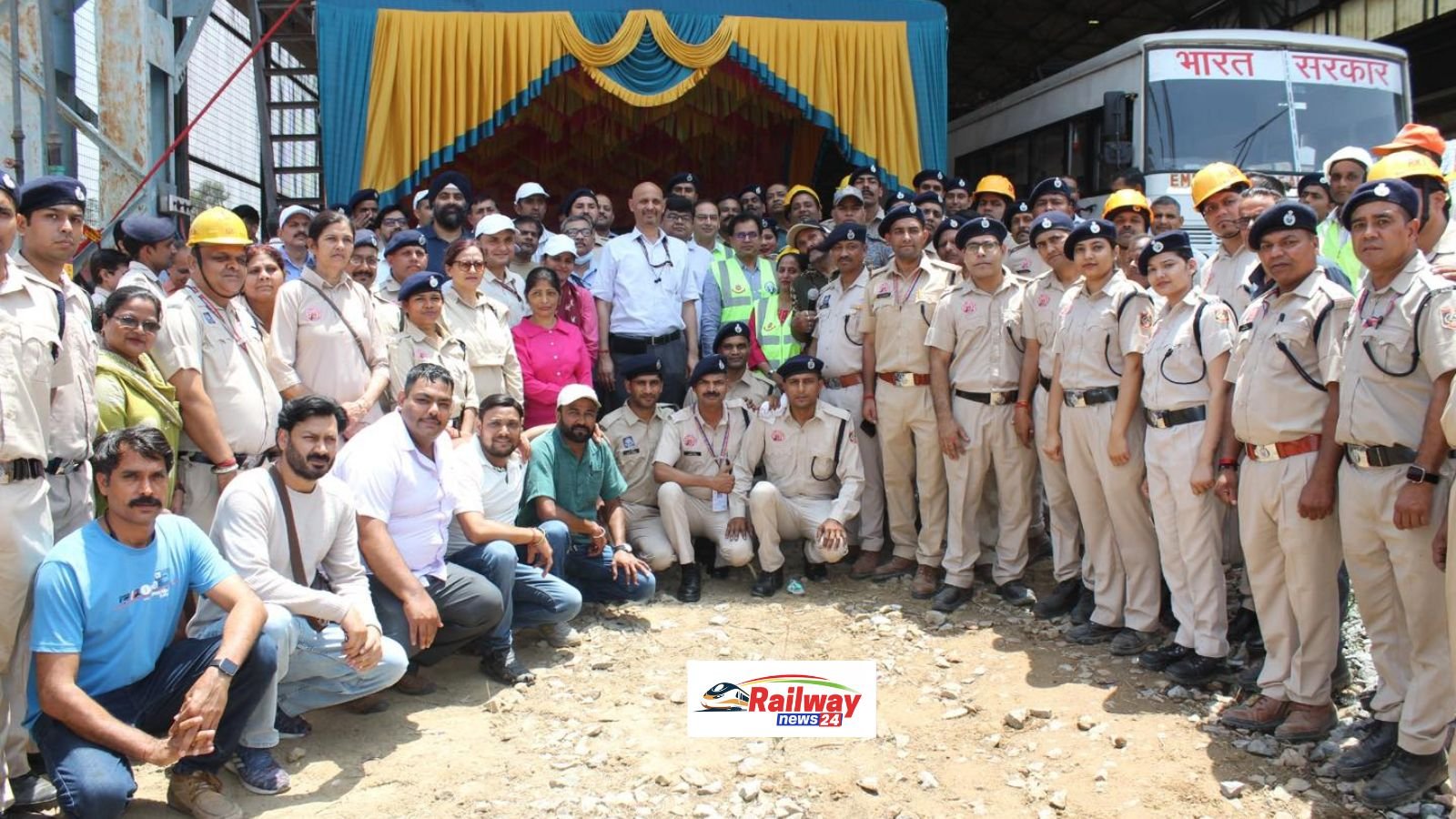 उत्तर रेलवे ने NDRF के साथ किया आपातकालीन मॉक ड्रिल, तैयारियों का जायजा लिया 3 उत्तर रेलवे ने NDRF के साथ किया आपातकालीन मॉक ड्रिल, तैयारियों का जायजा लिया