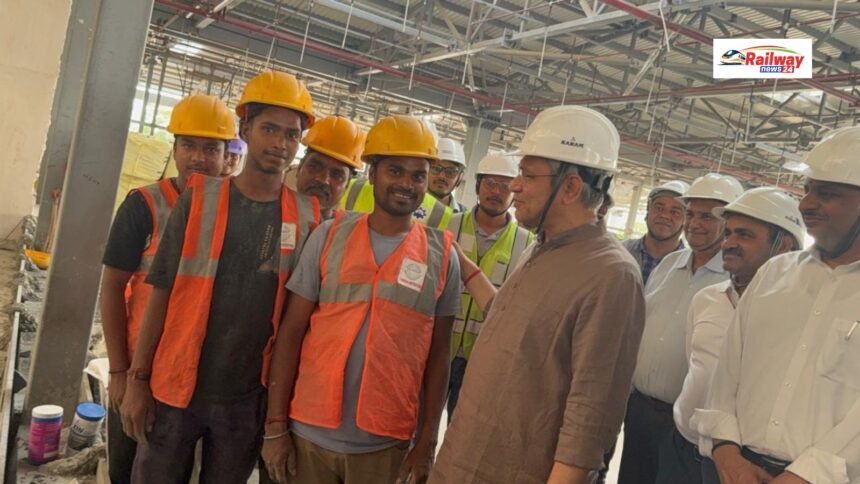 गुरुग्राम रेलवे स्टेशन पहुंचे अश्विनी वैष्णव, कामगार को दिलाया अमृत भारत एक्सप्रेस का टिकट