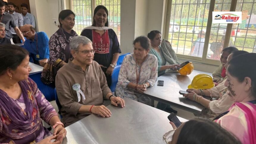 रेलमंत्री Ashwini Vaishnaw ने शकूरबस्ती डिपो में कर्मचारियों से की मुलाकात, दिए तुरंत समाधान के आदेश