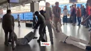 आगरा कैंट स्टेशन पर RPF की गुंडागर्दी; महिला की मदद करने पर डिप्टी स्टेशन सुपरिंटेंडेंट को पीटा और 300 मीटर तक घसीटा, 4 जवान सस्पेंड