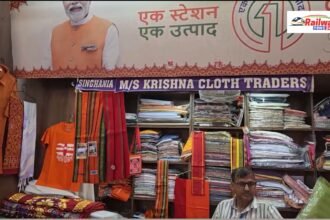 'वन स्टेशन वन प्रोडक्ट' से सुल्तानगंज स्टेशन हुआ केसरियामय! कांवरियों के लिए लगा विशेष कपड़ों का स्टॉल